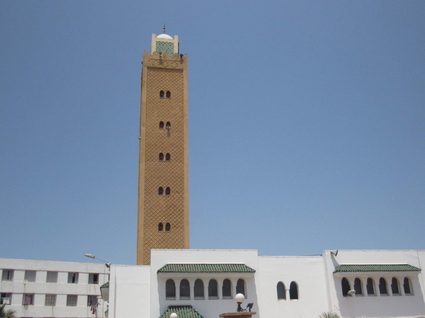 Exterior view of Masjid al-Noor with minaret.