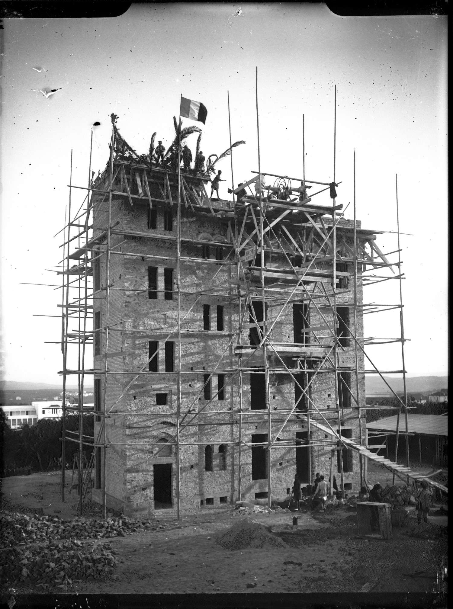 The building at 65 rue Foucauld, surrounded by scaffolding in its first phase of construction.
