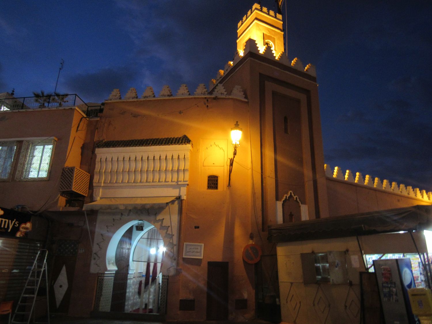 Noctural view of the minaret and portal
