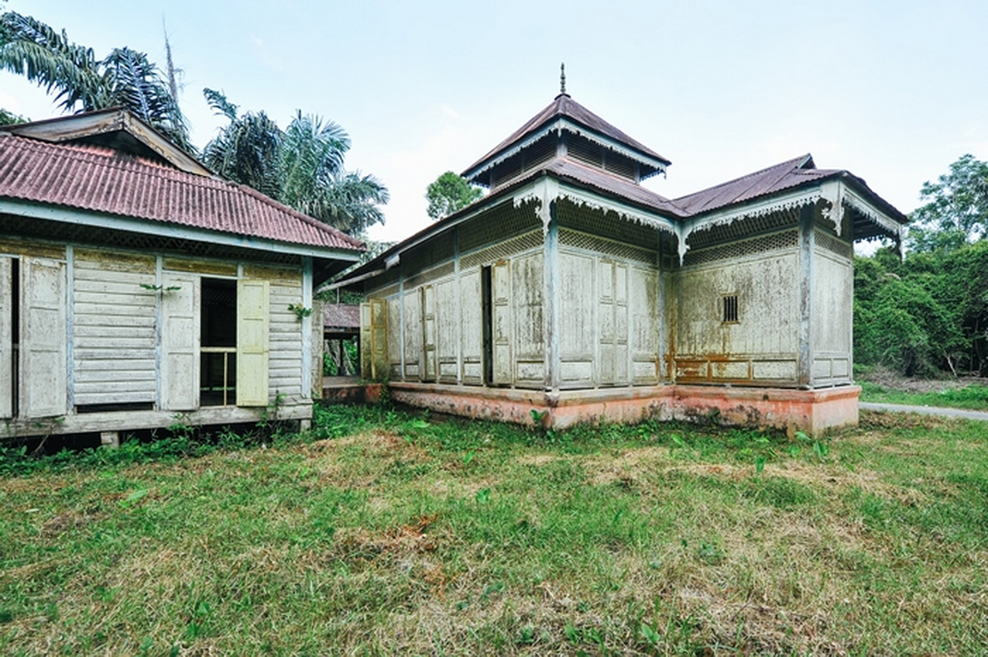 <p>Rear view nearby the mihrab wall and balai lin tang on the left.</p>