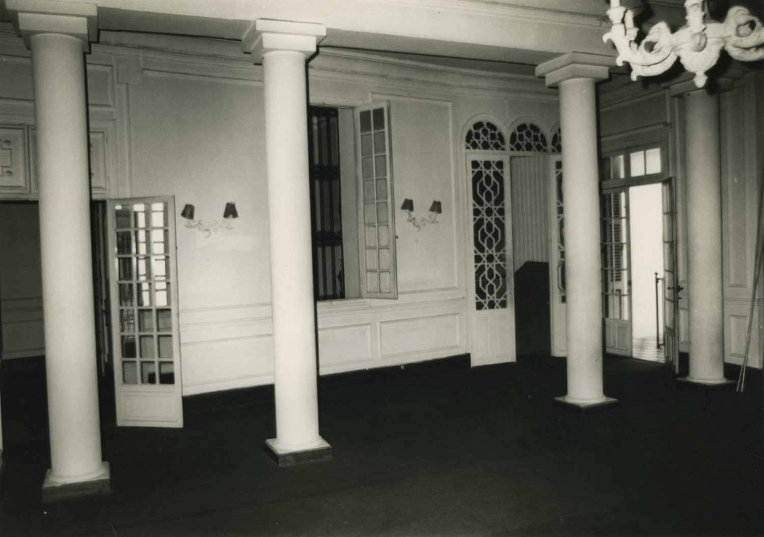 Interior view of columns and a door leading out to the balcony