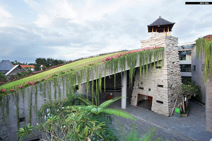 A shading slab of sloping grassland cope the porte-cochere