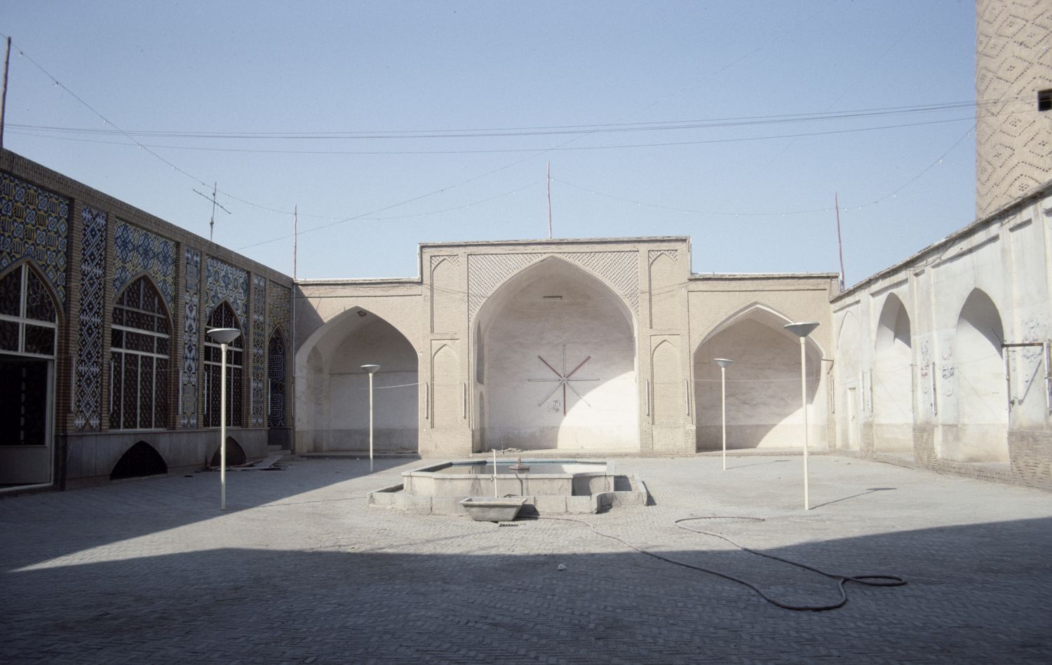 Masjid-i Jami' (Kashan) - View across courtyard.