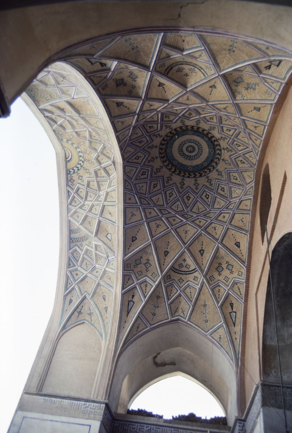 Masjid-i Jami' (Kashan) - Qibla iwan: view of vault with <span style="font-style: italic;">yazdi-bandi</span>&nbsp;decoration.