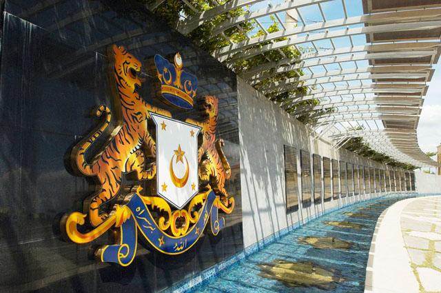 The Johor State emblem at the centre of the heritage wall