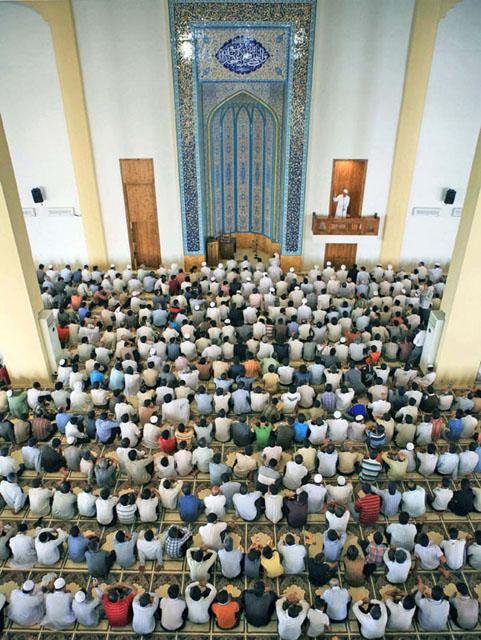 Interior space of the Grand Mosque during the prayer of Fitr