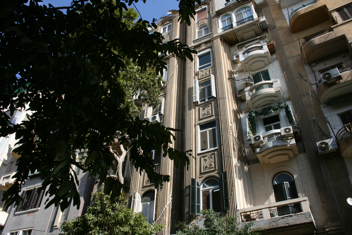 The "avant-corps" are decorated with fluted engaged columns and stylised flowers in stucco