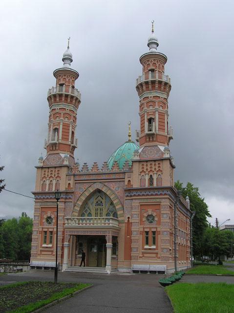 General view from the north, showing the entire volume of the mosque