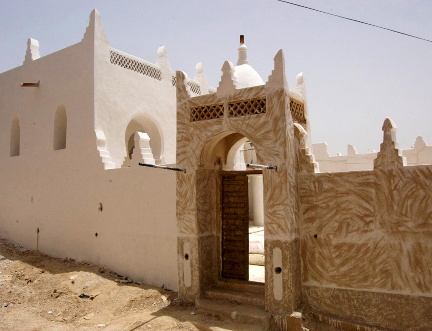 South entrance to Al Faqih mosque under renovation, the prayer hall is to the west (left) already renovated