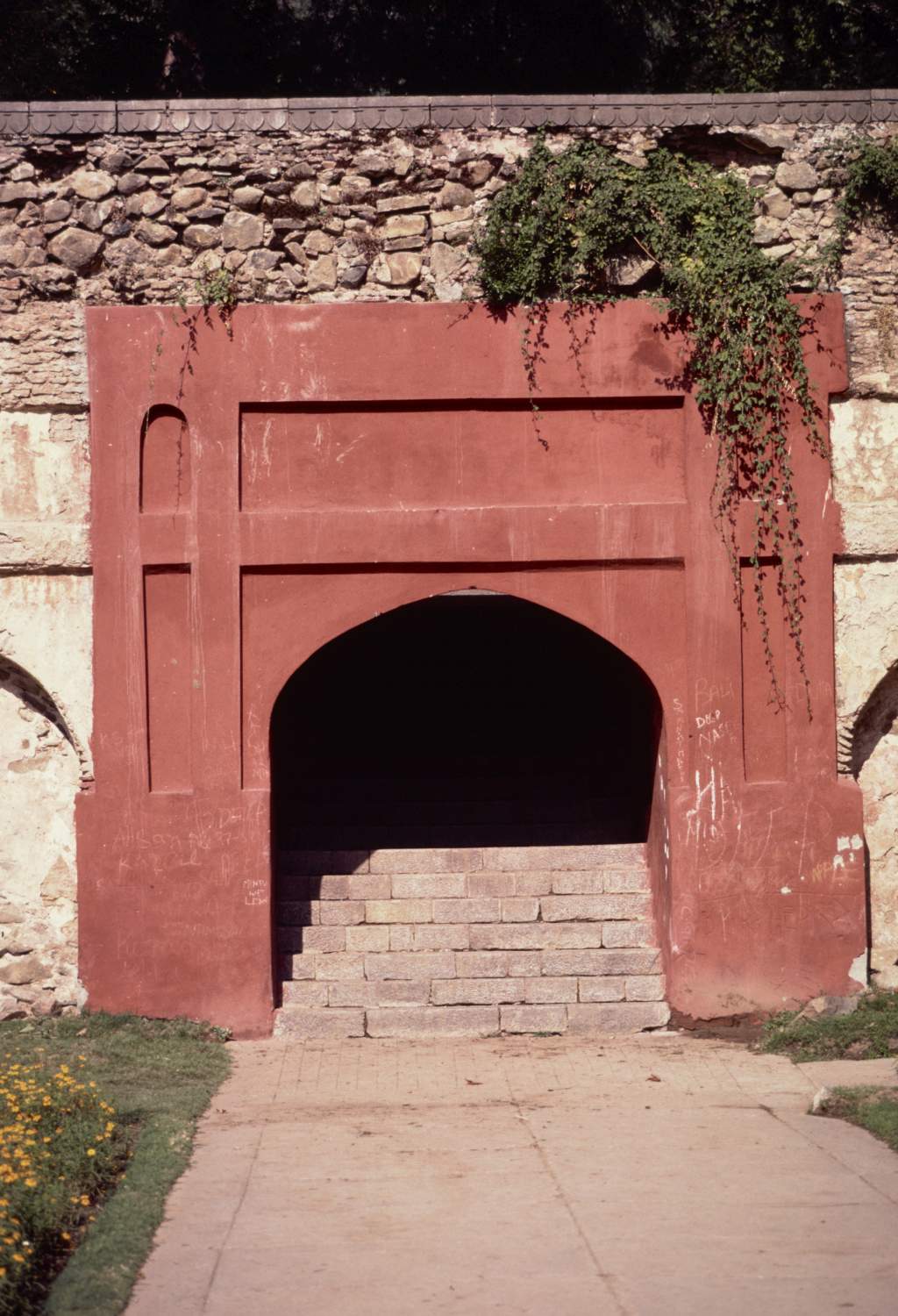 Nishat Bagh - Eleventh terrace: view of arched entryway over stairs leading up to twelfth terrace.