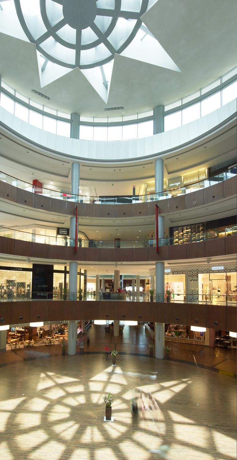 Natural light was a priority for the design of the mall. The Star Atrium reaches a height of 34 metres and connects four storeys.