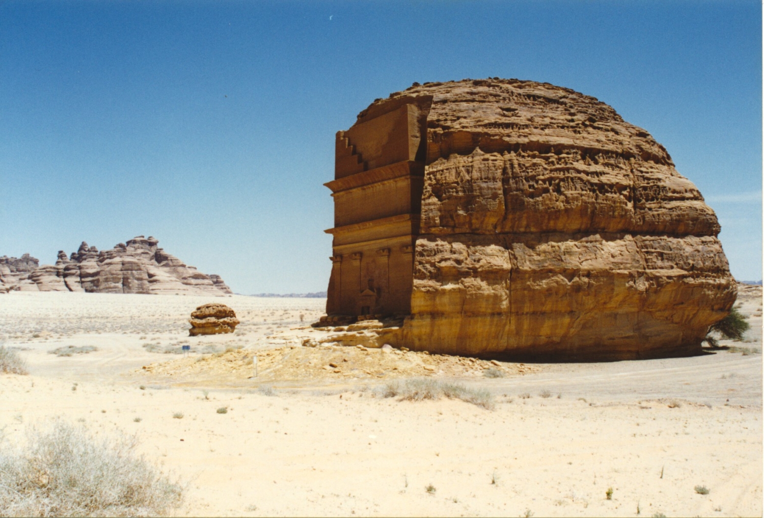 Qasr Al-Farid showing the containing sandstone mass