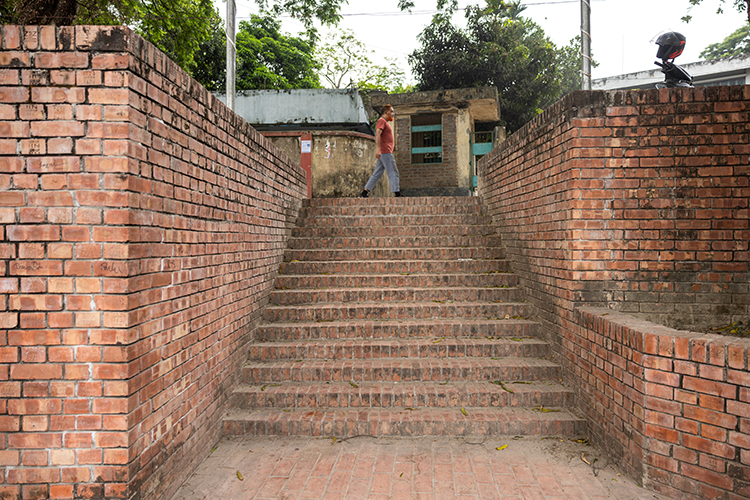 <p>Stairs connecting the two levels of the ghat.&nbsp;</p>