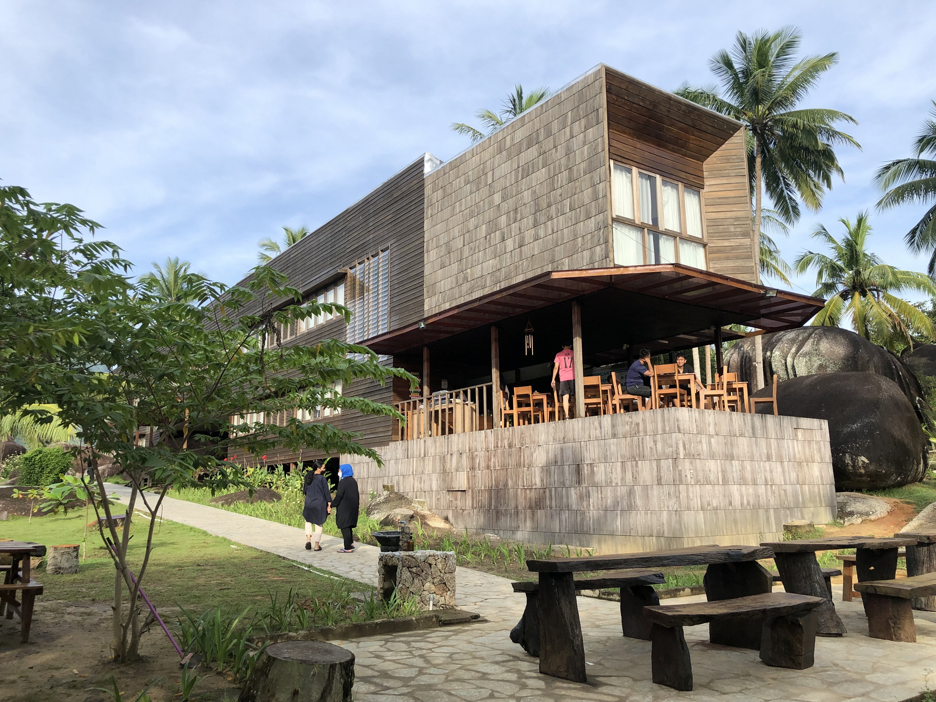 <p>On a small, outer island, the main two-storey hotel contains 13 guest rooms on the upper floor, with a reception area and breakfast room on the ground floor.&nbsp;</p>