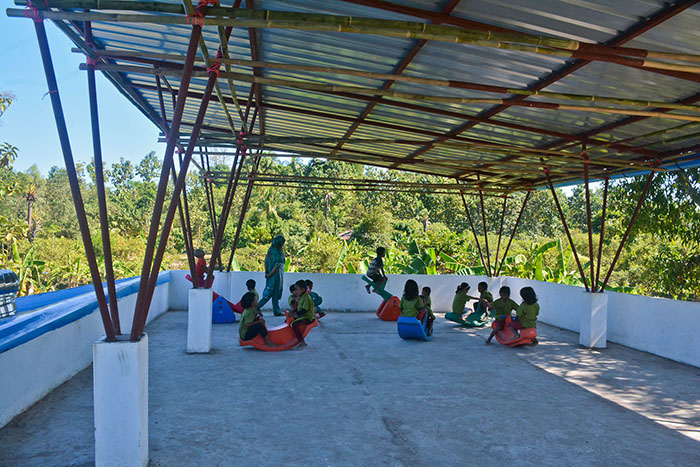 Roof top classroom used as kids play zone