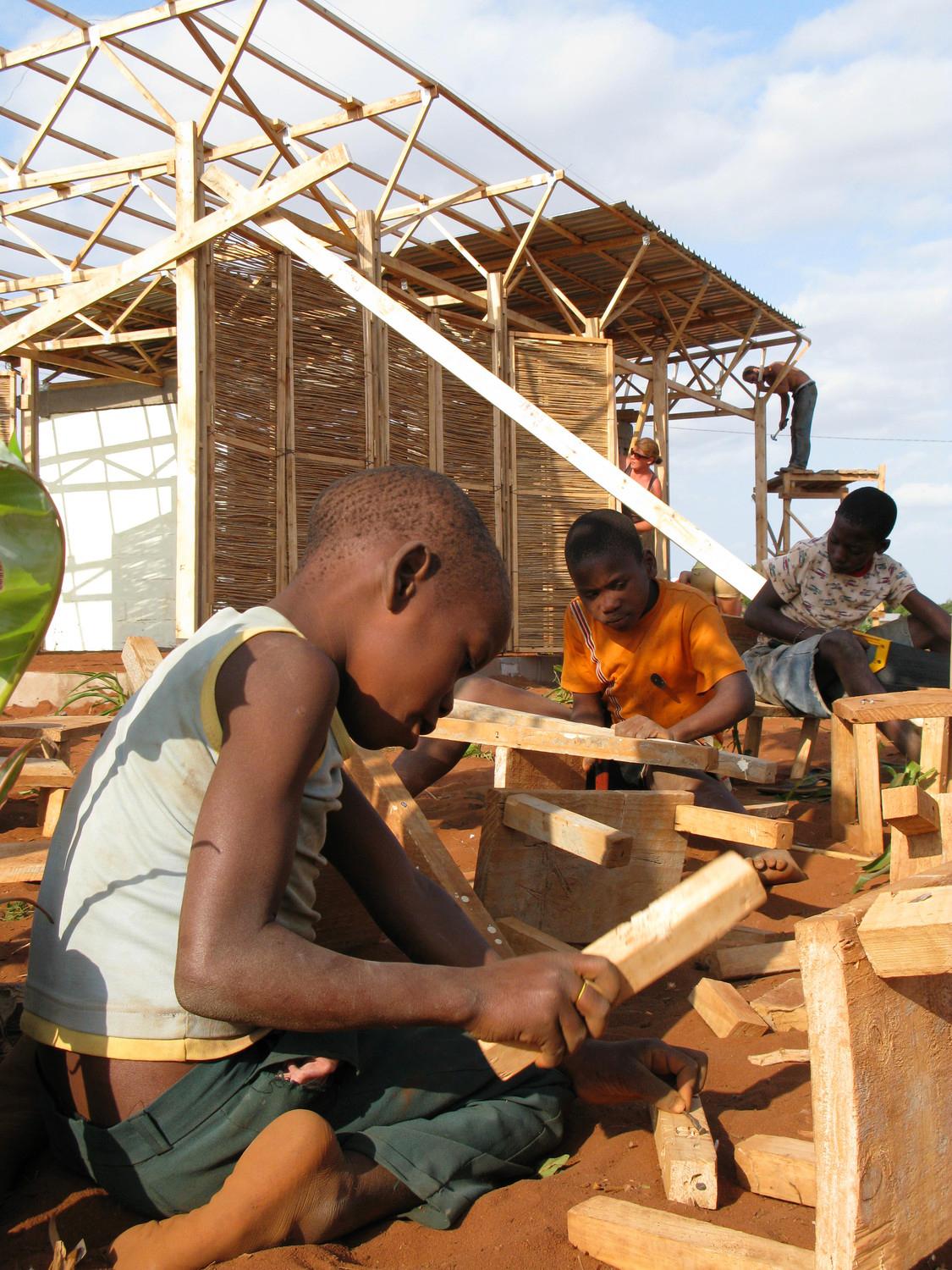 Construction site : the kids build furniture from the left-over materials