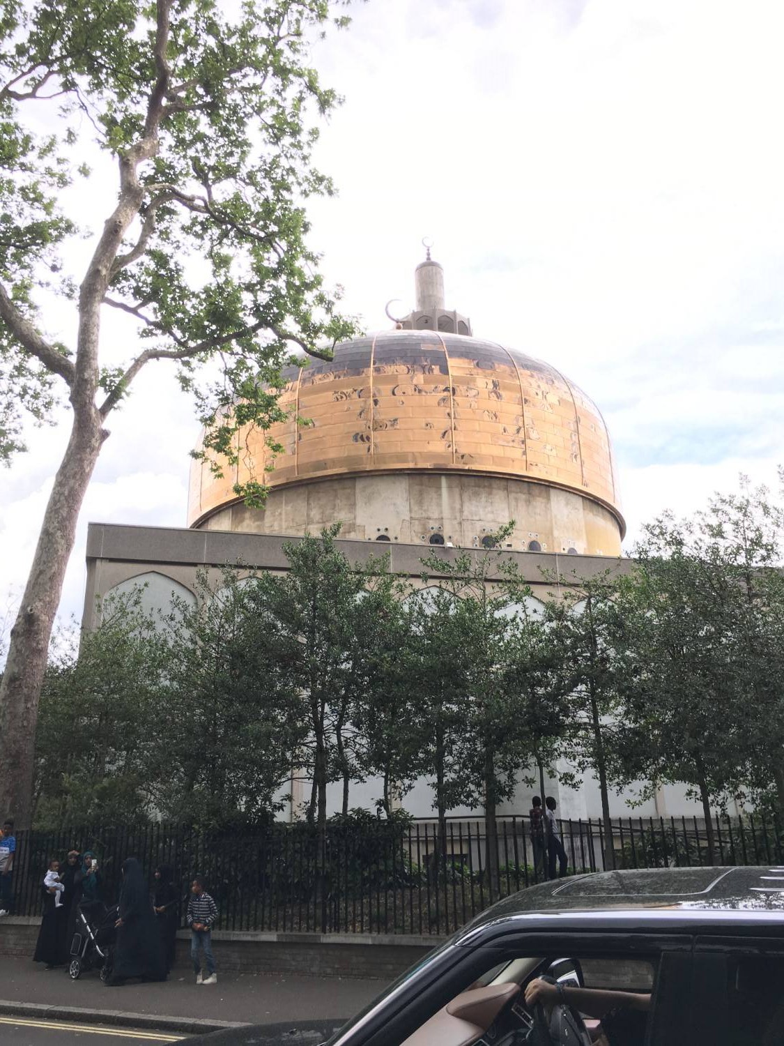 Street view of the façade and dome from mosque side of the Outer Circle 