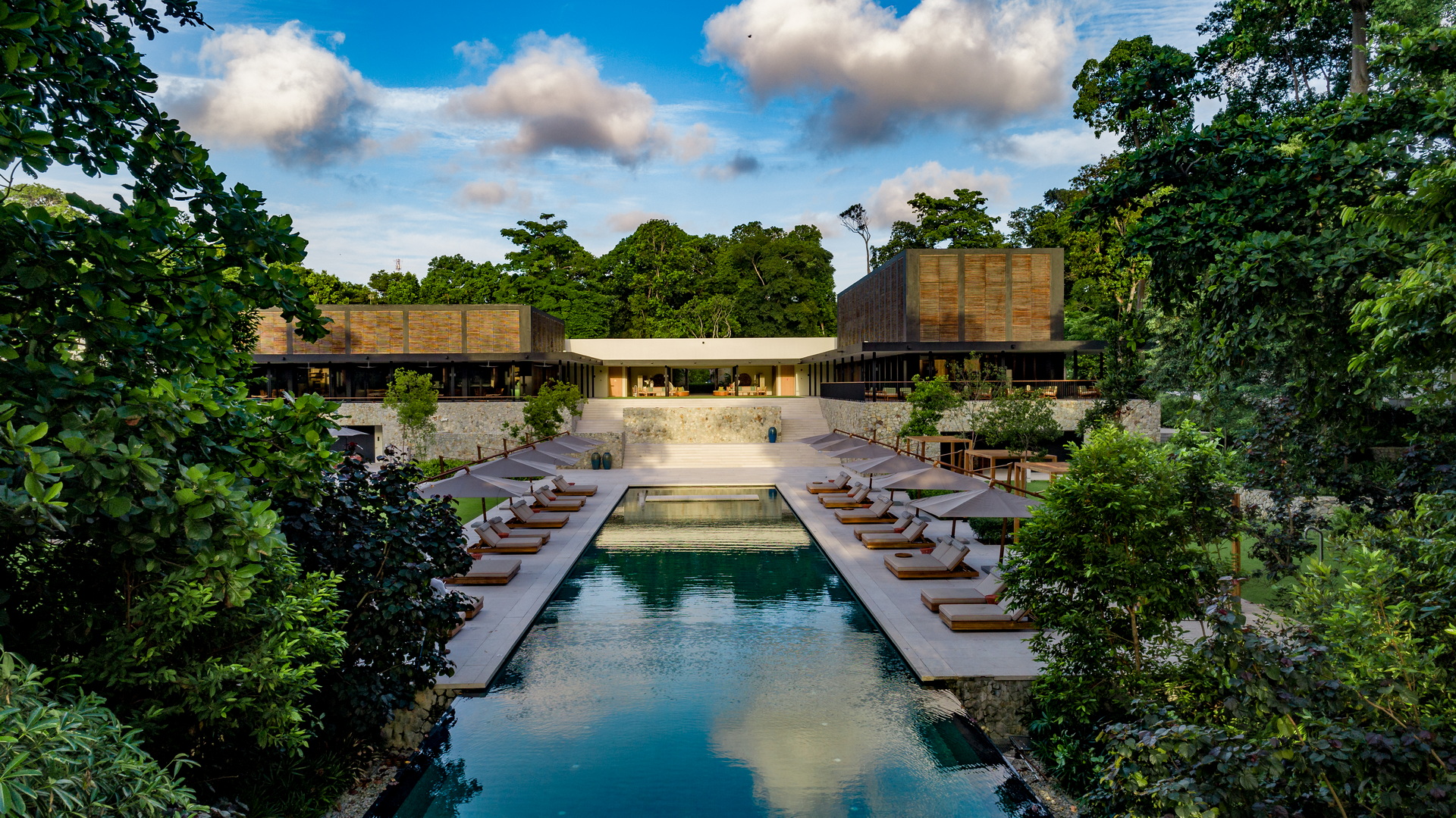 <p>A luxury resort with 46 single-storey guest suites and one private villa is located on the 25-hectare coastal site of a former golf course; a master plan foresees 50 private villas in future.&nbsp;</p>