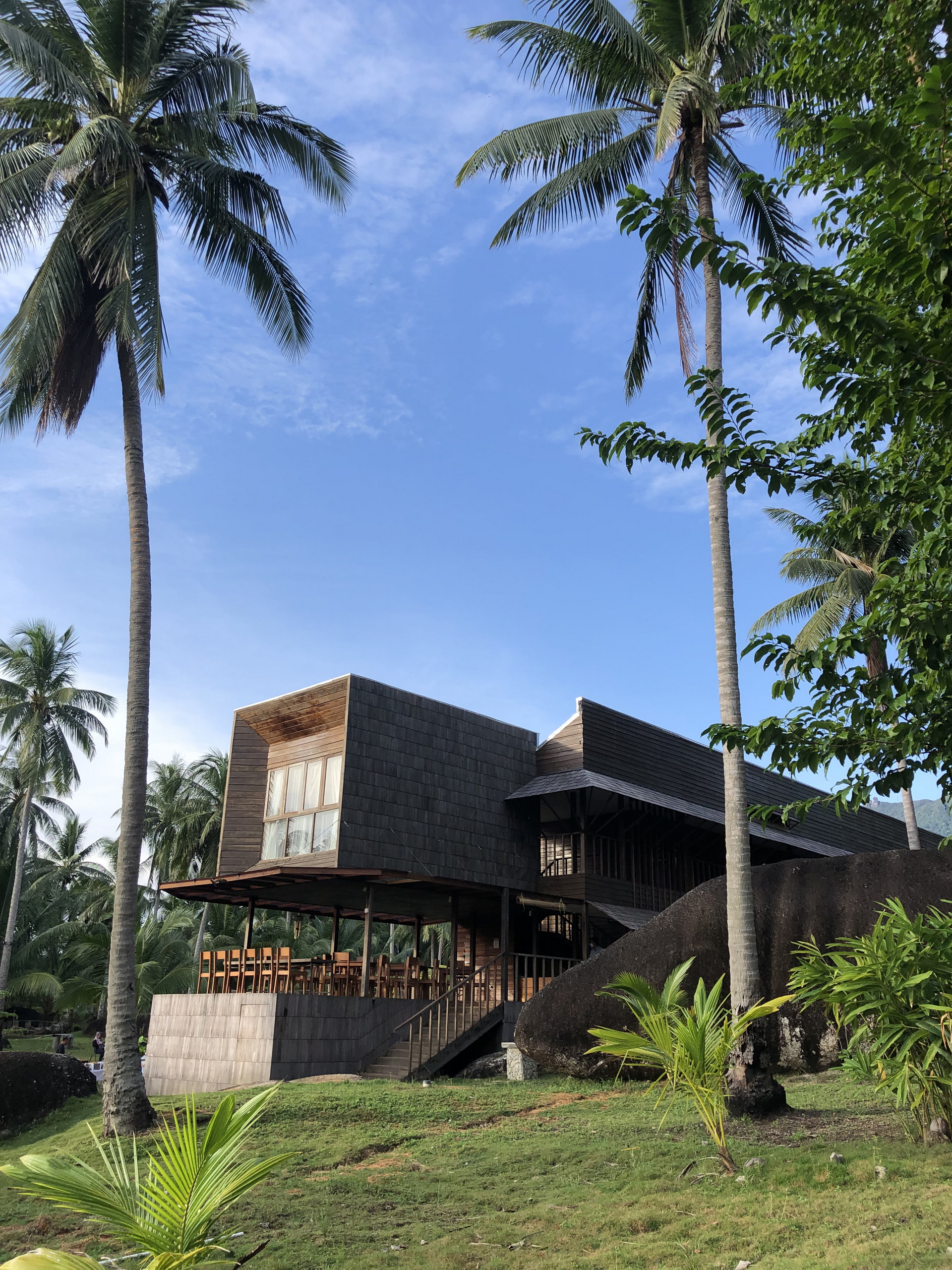 <p>The site is characterised by rock formations and palm groves, and the main block of the hotel is raised on stilts to protect the environment, while the other structures are carefully integrated within it.</p>