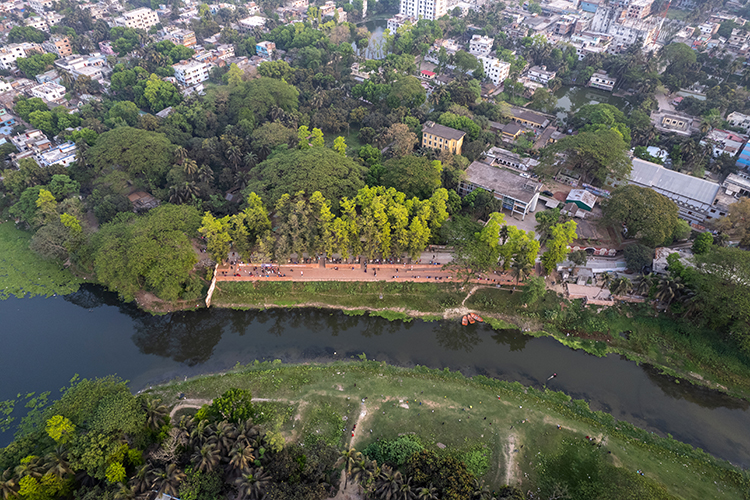 <p>Aerial view of the large public ghat along the Nabaganga river in the city of Jhenaidah.</p>