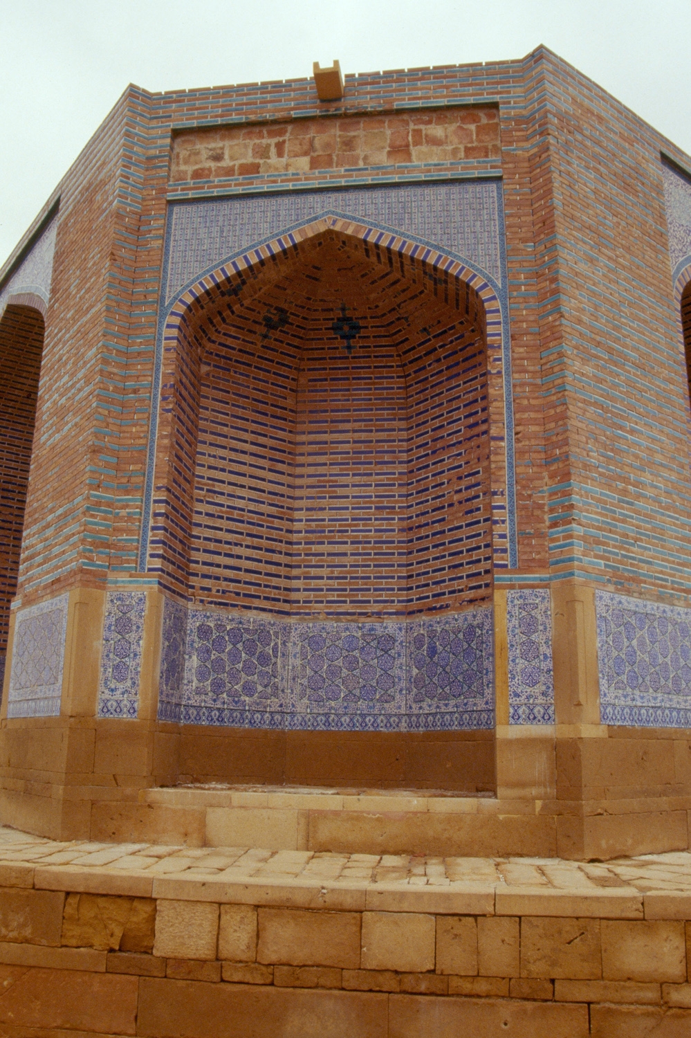 Semi-domed recess decorated with blue tiles