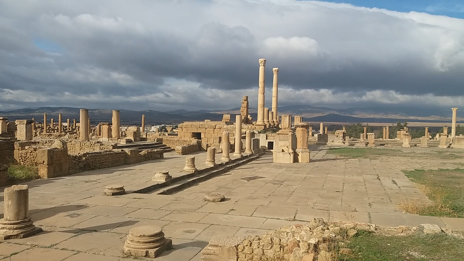<p>A 21 seconds video of the Roman city of Timgad showing the forum and the theater as well as their surroundings</p>