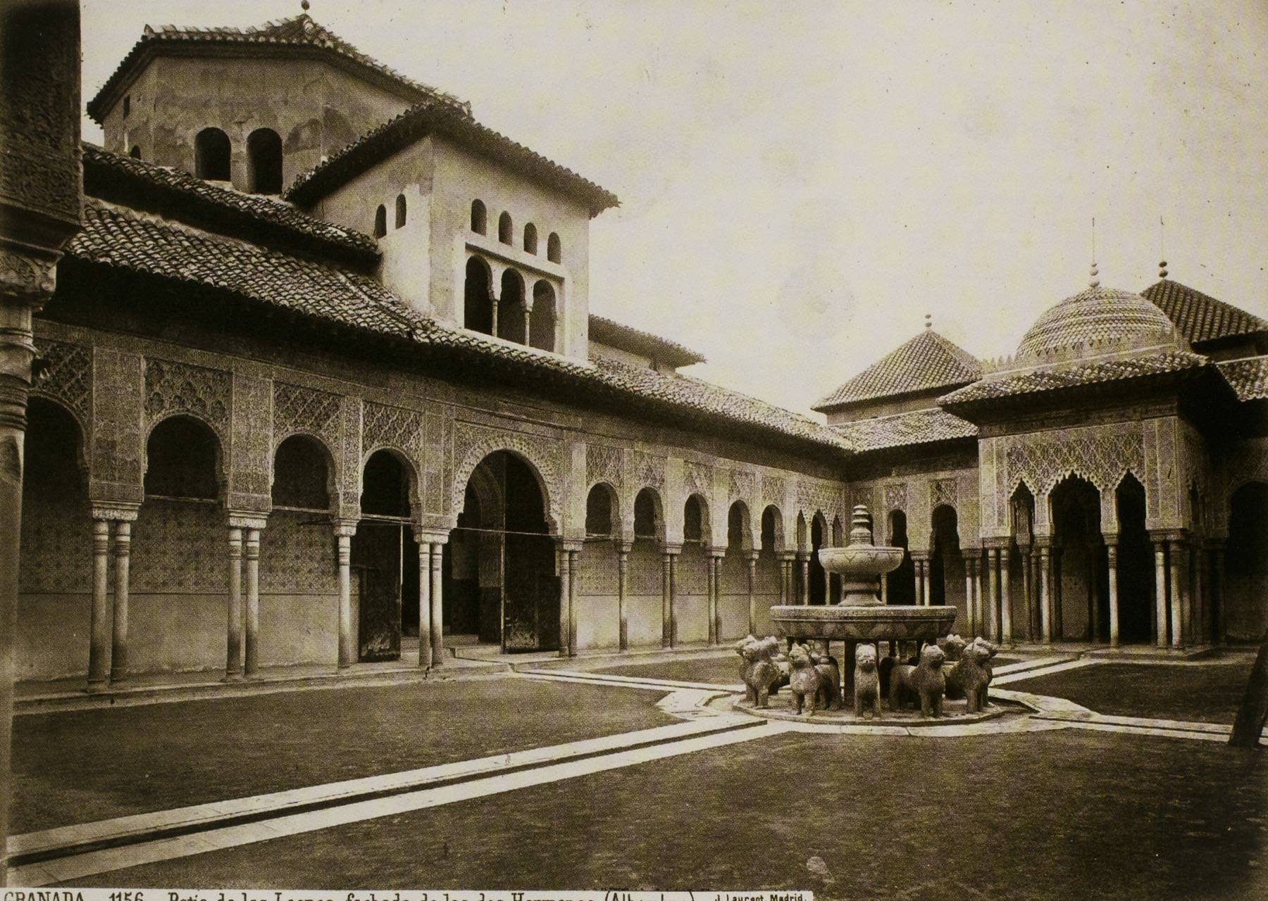 Court of the Lions, Facade of the Hall of the Two Sisters; Original language: Patio de los Leones, fachada de las Dos Hermanas
