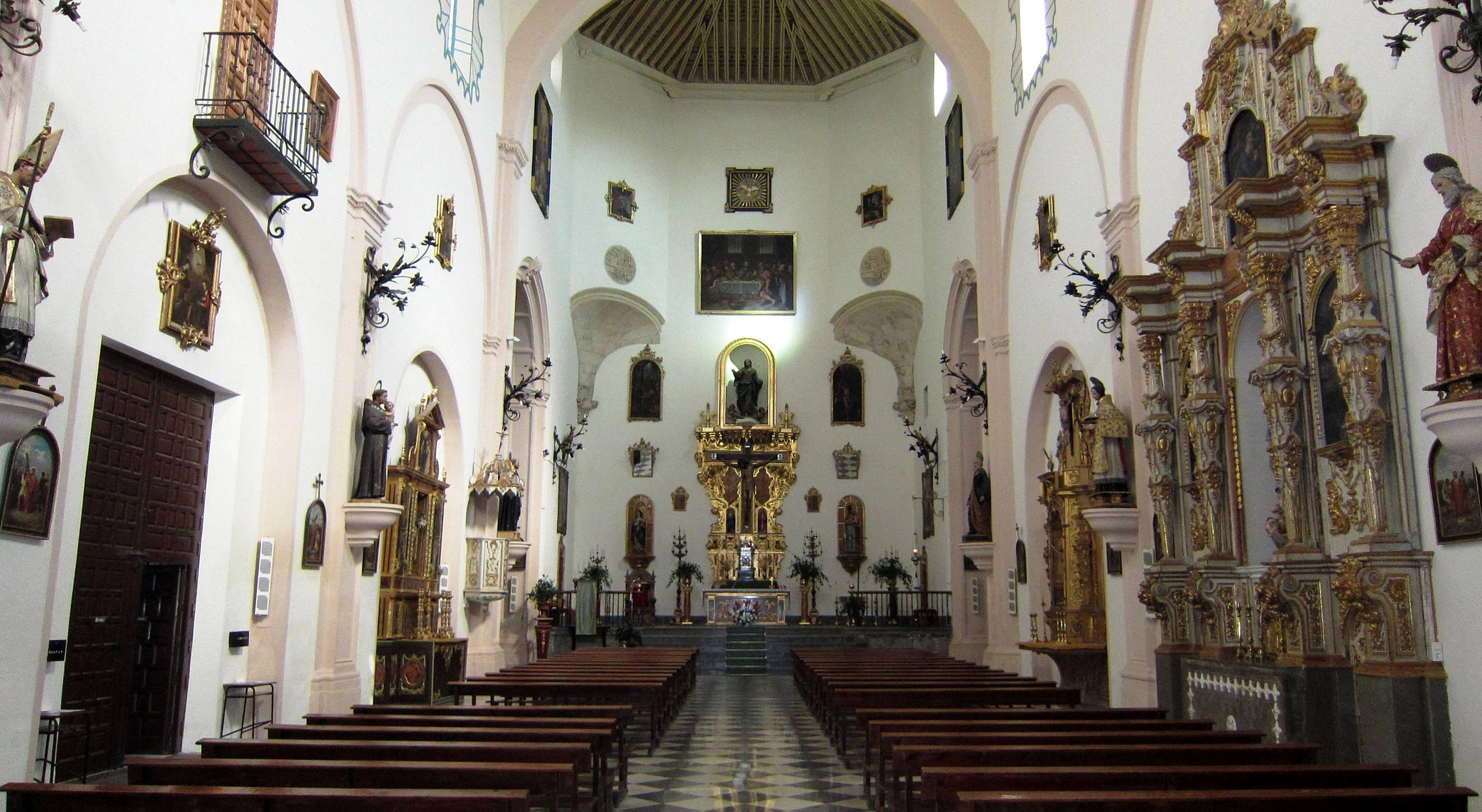 Iglesia de El Salvador - <p>Interior view toward the sanctuary</p>