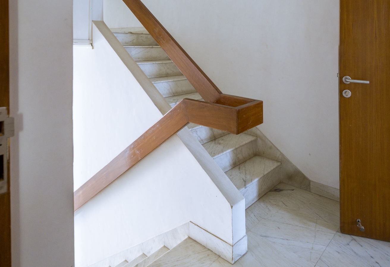 <p>Internal staircase in the six BHK apartment</p>