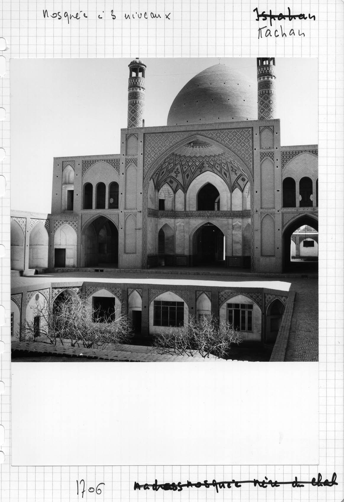<p class="MsoNormal">Mosquée à 3 niveaux – Kachan [Masjid-i Aqa Buzurg: view of mosque pavilion from
courtyard].<o:p></o:p></p>