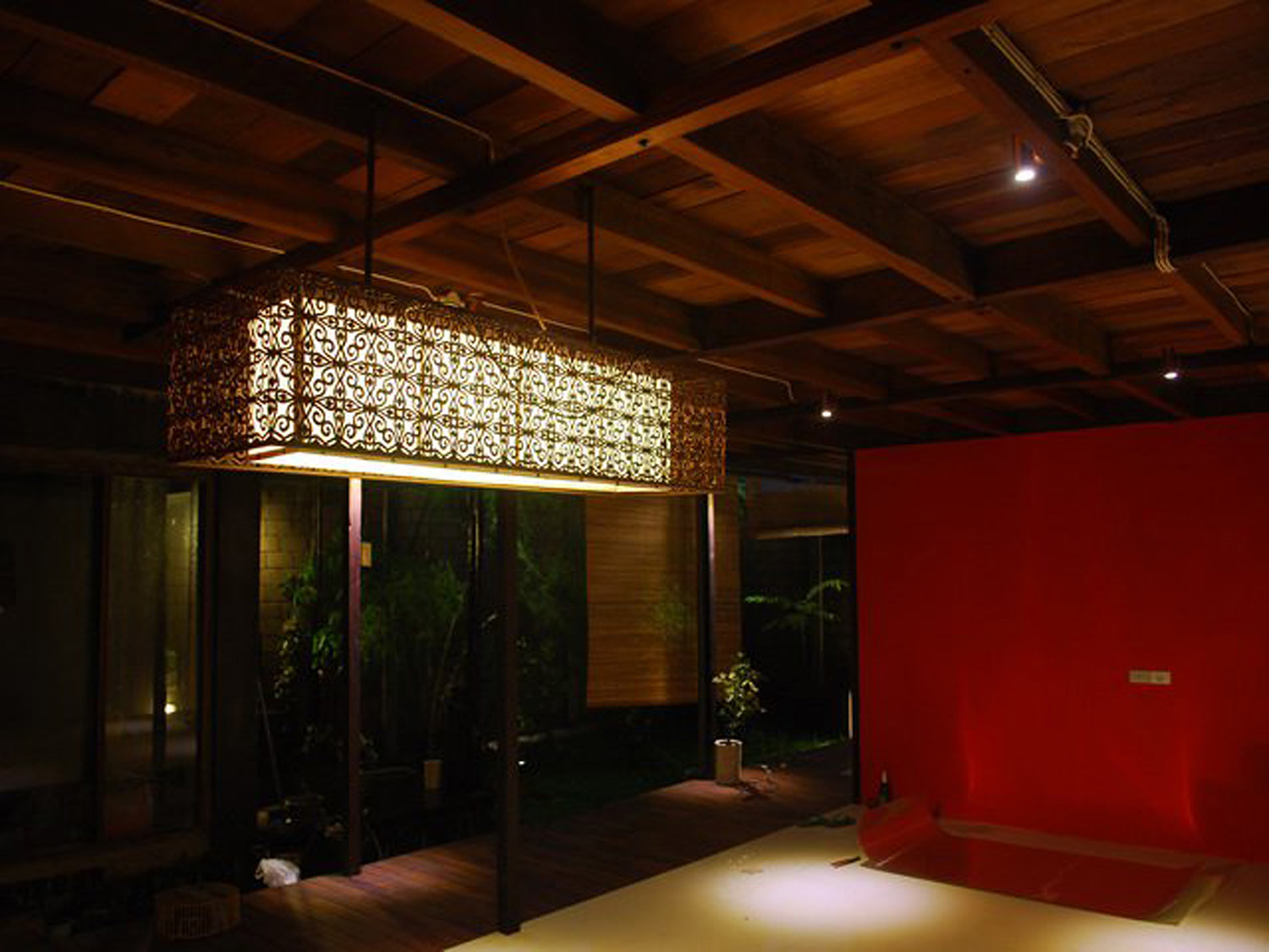 The lamp armature in the family room was designed to imitate the Dayak's ornament "akar kelait"