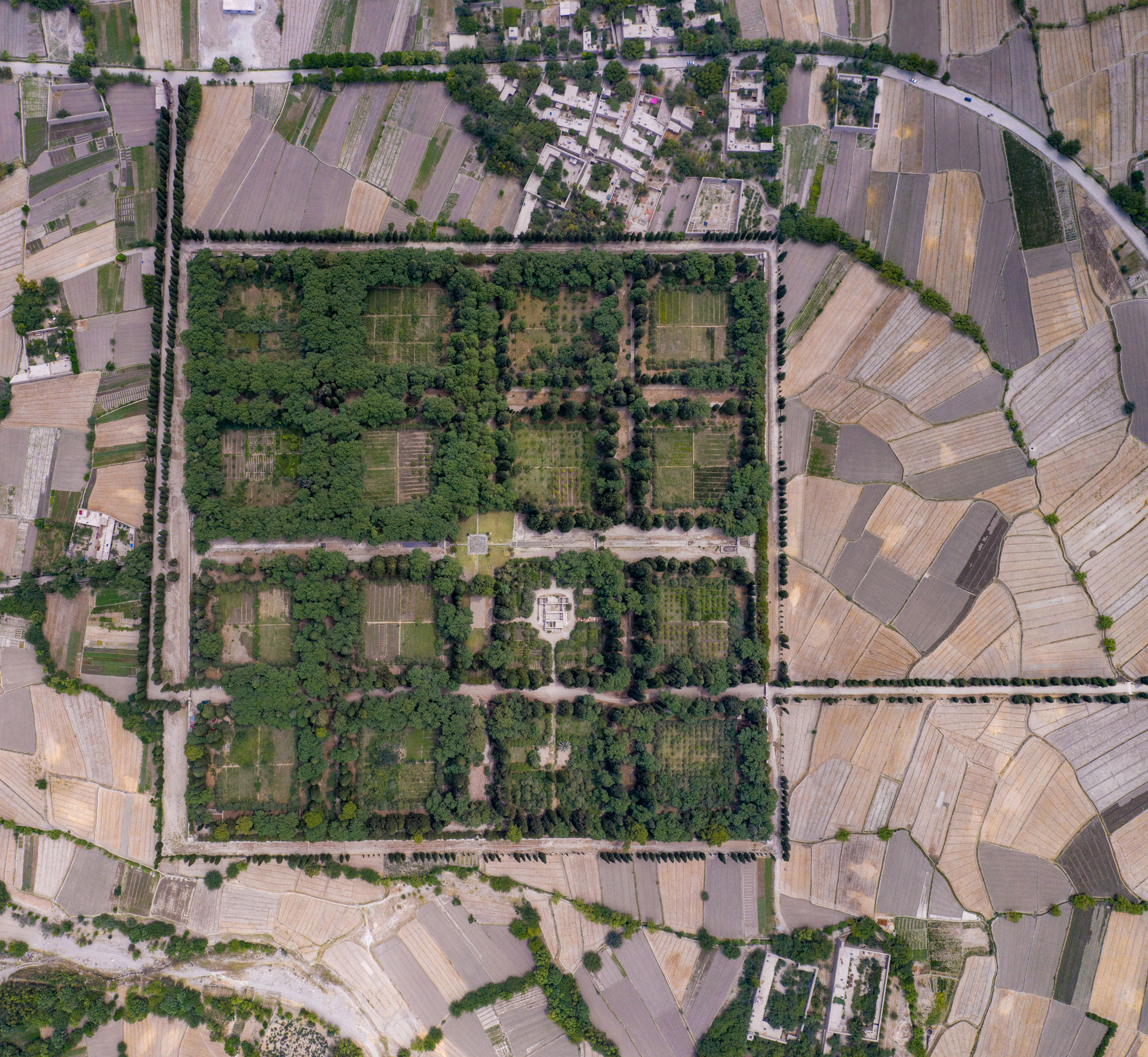 <p>Drone capture over the entire garden seen as an oasis in its rural context</p>