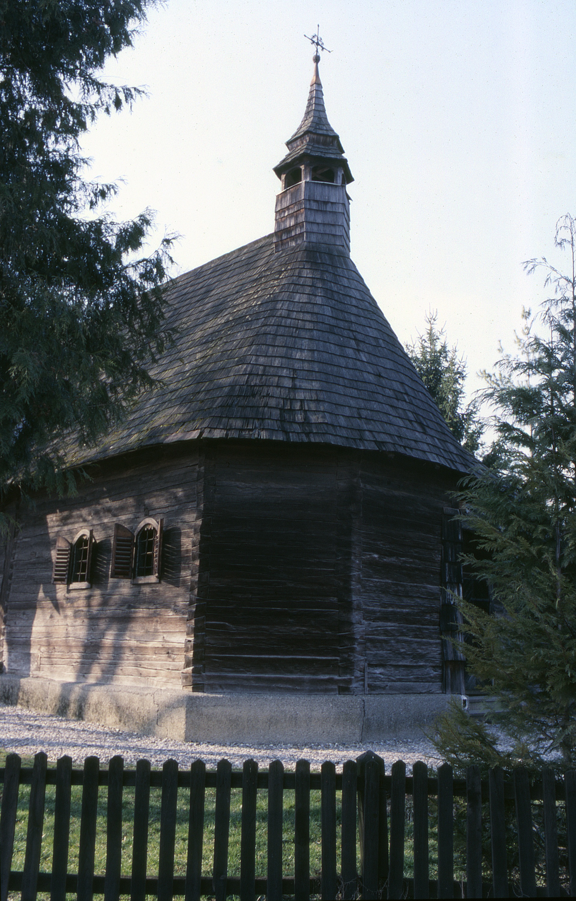 <p>The apse of the chapel shows the 'swallow's tail' (open-dovetail) joints of its horizontal oak plank construction. Elsewhere in the building local or 'German angle' joinery prevails.</p>
