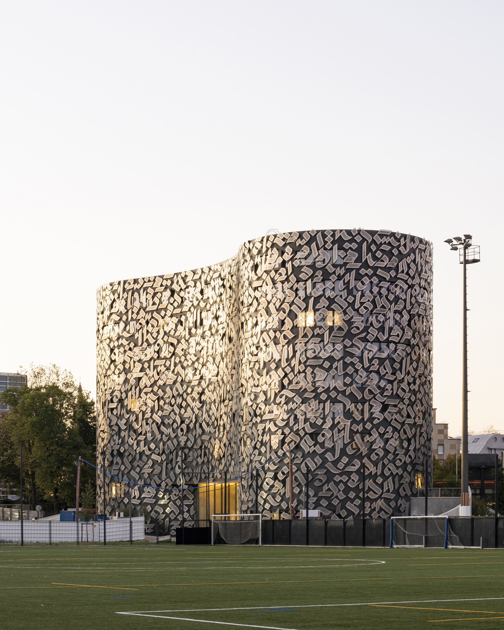 Habib Bourguiba Pavilion - <p>An aluminium double skin surrounds the building and serves as a mesh or mashrabiyya for protection against sun and noise from a nearby vehicular road; patterning of the aluminium is based on a work of Arabic calligraphy by the noted Tunisian artist Shoof.</p>