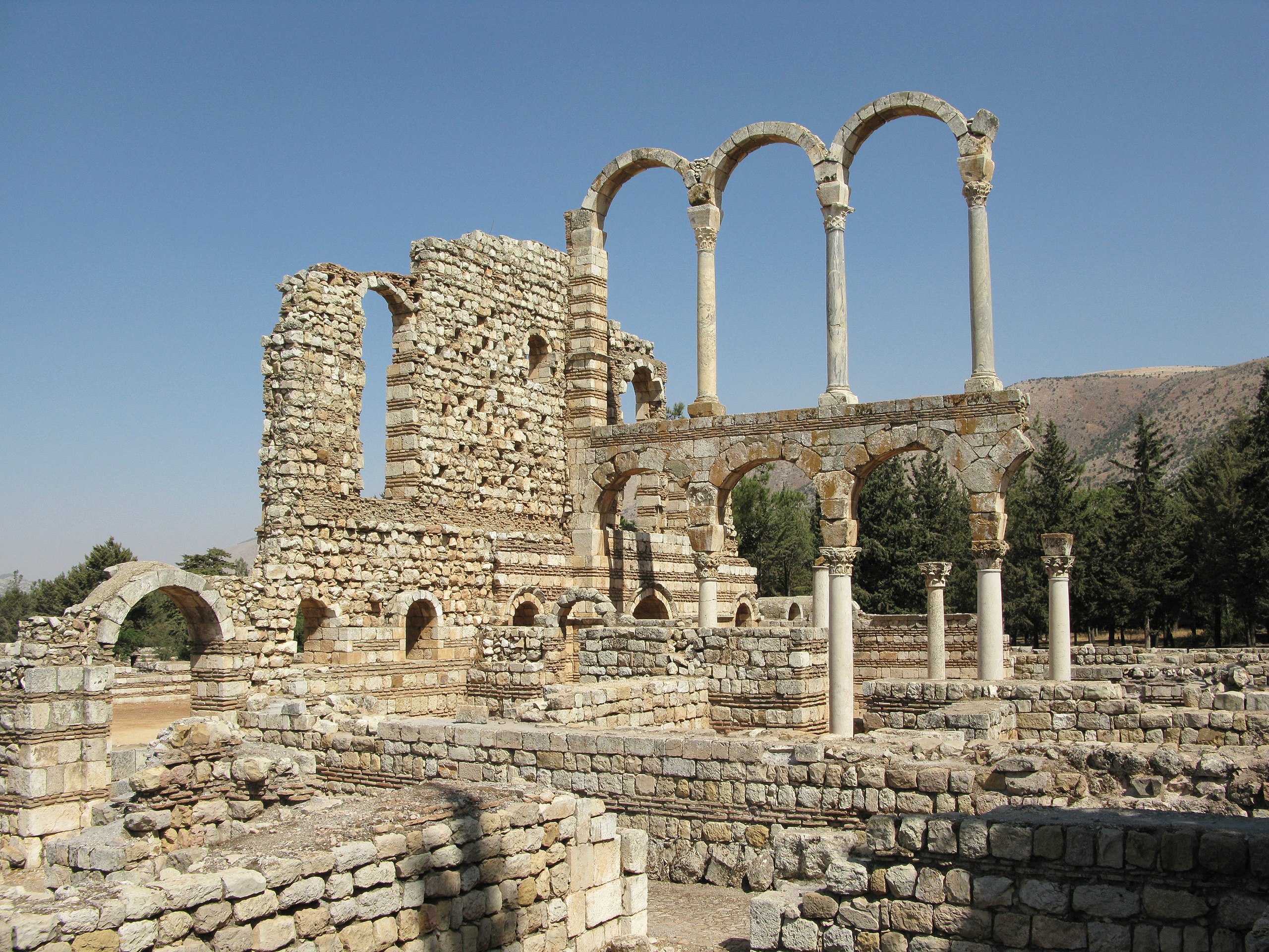 <p>View of the ruins with arcade</p>