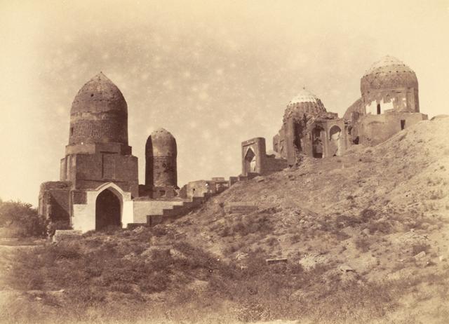 Exterior view from the southeast. On the left is the twin-domed anonymous mausoleum III ("Qazizadeh Rumi"). Higher on the hill, beyond the middle chahar taq, the domes of the Amir Zadeh and Shirin Beg Agha mausoleums are visible