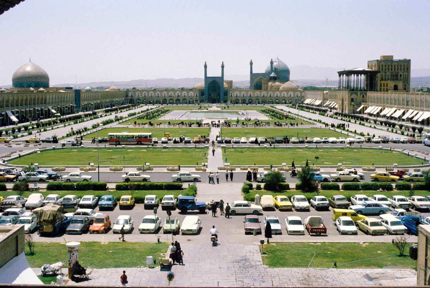 General view from Maidan-i Shah, with Ali Qapu palace on right and Shaykh Lutfallah Mosque on left