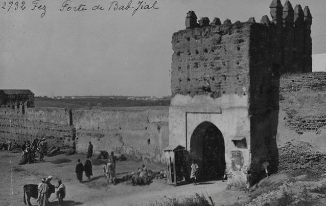 Exterior view of Bab Jial from inside the walls / "Fez, Porte de Bab-Jial"