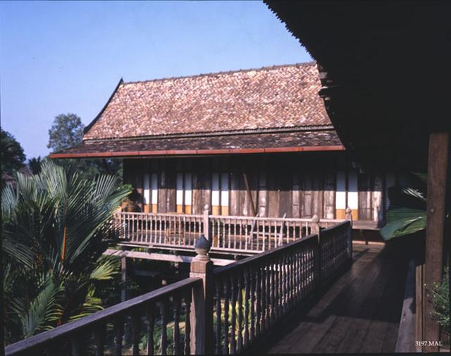 Rumah Sungai Rengas the guest house and the walkway