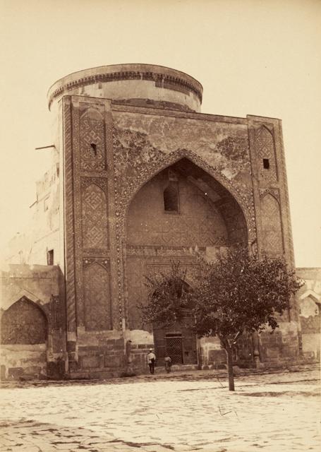 Courtyard view showing the western iwan (entrance to the mosque) and the drum before the reconstruction of the dome