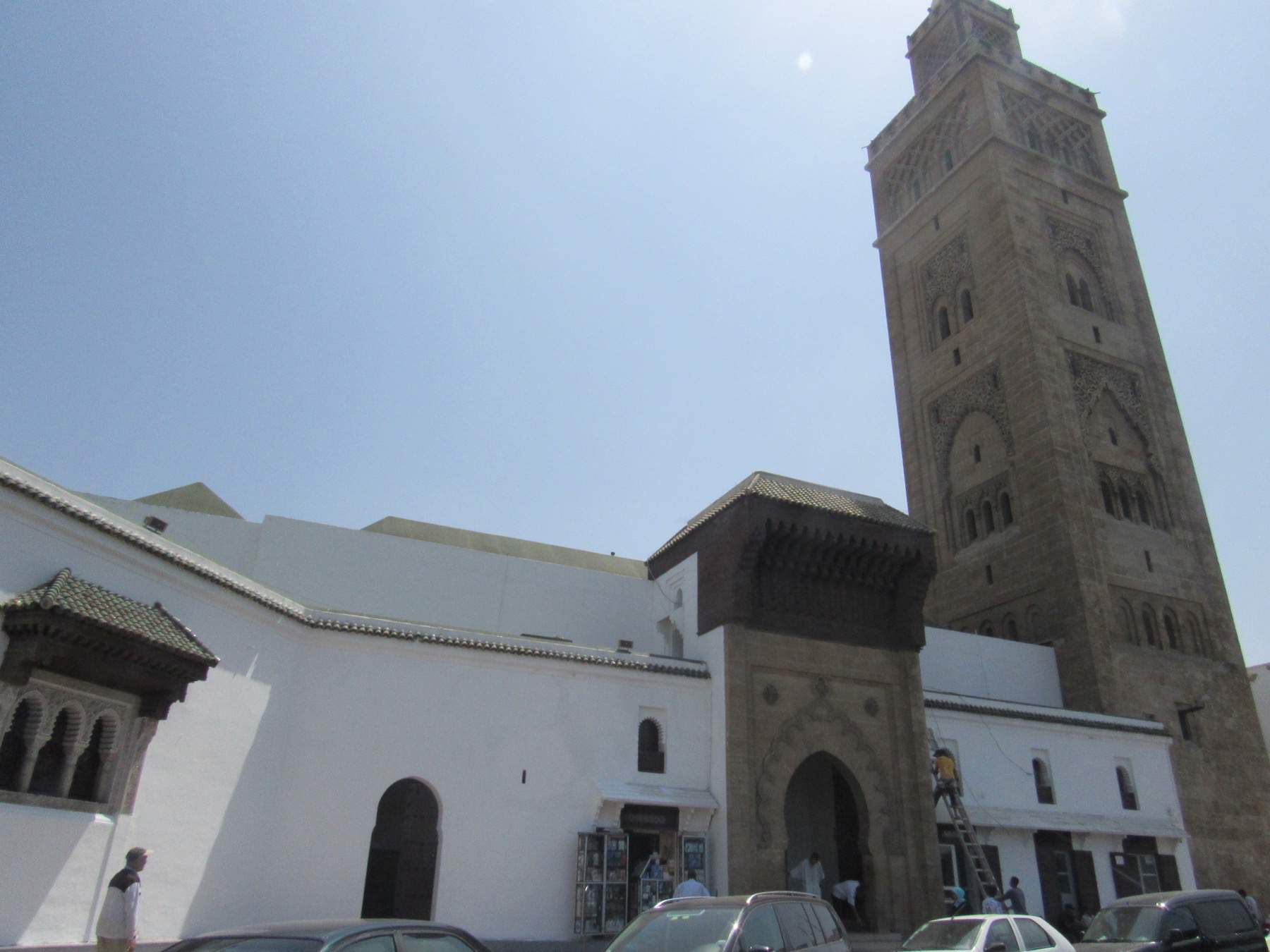 Exterior view of Masjid Mohamedi with minaret and entrance.