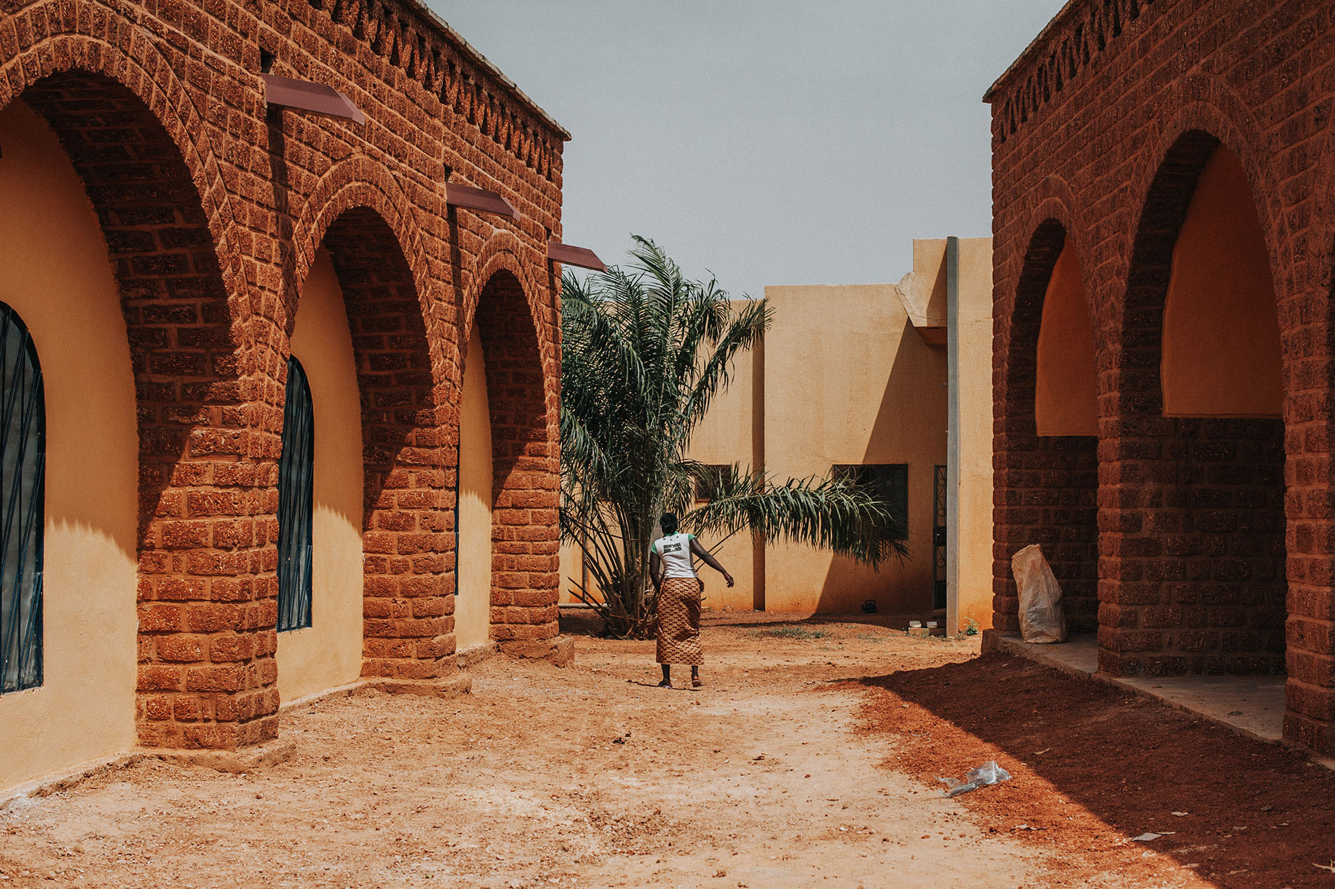 <p>The vaults are all 3.3 metres in width, but of variable length. The exterior walls are finished with laterite, and the roofs of the vaults are plastic-covered and mud-plastered.&nbsp;</p>