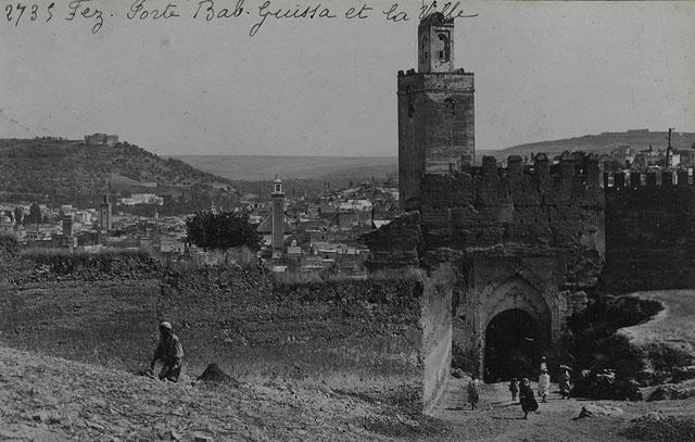 Exterior view of Bab Guissa and general view of city beyond / "Fez, Porte Bab-Guissa et la Ville"