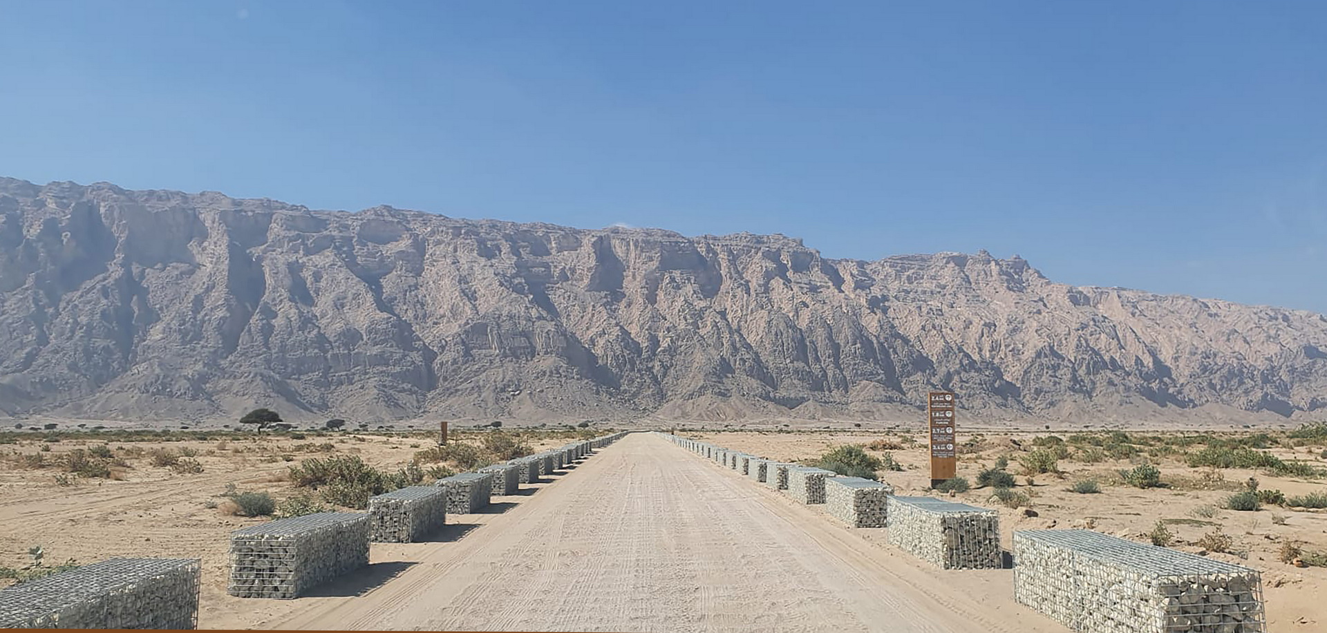 Jebel Hafeet Desert Park - <p>Access track leading to the visitors parking area</p>