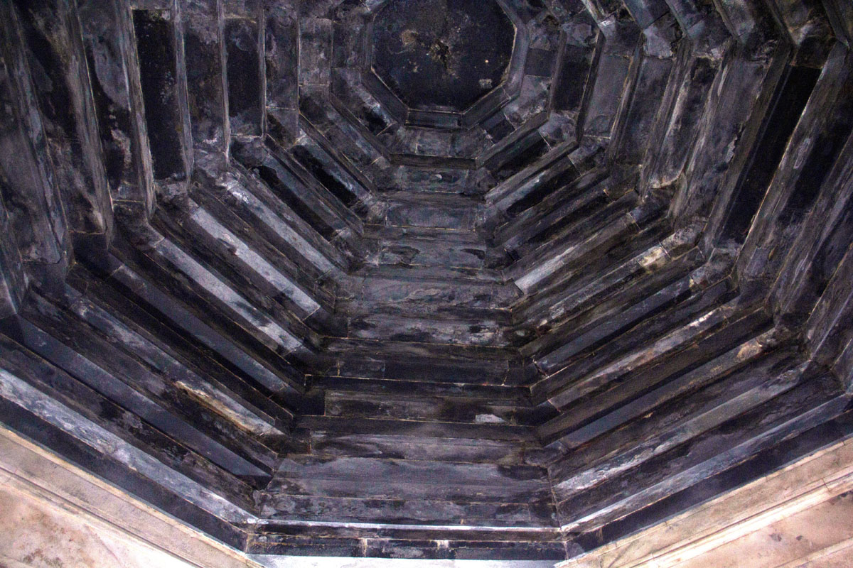 Ceiling of central chamber constructed with stone blocks
