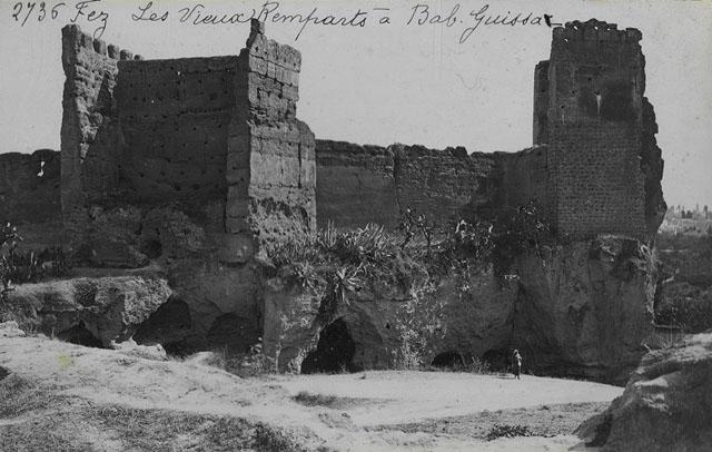 General view of old ramparts at Bab Guissa / "Fez, Les Vieux Remparts à Bab Guissa"