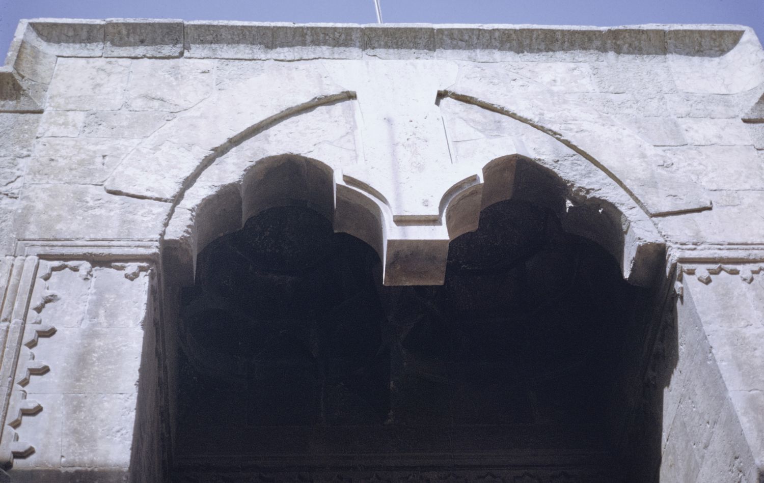 Double arch on entrance portal.