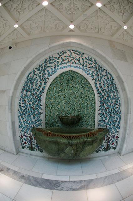 Drinking fountain on Ming green marble with Iznik tiling surround
