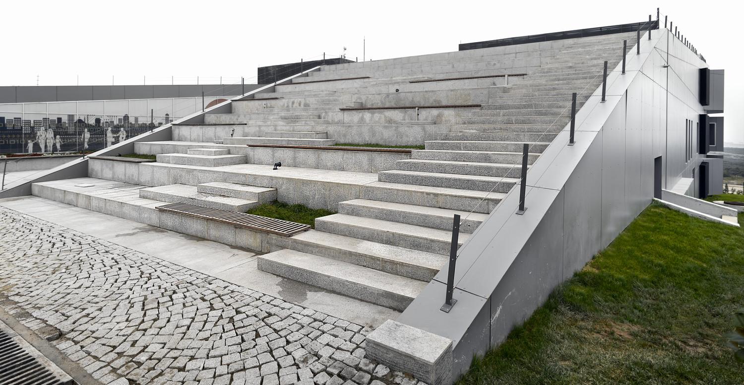 Recreational stairs on the roof