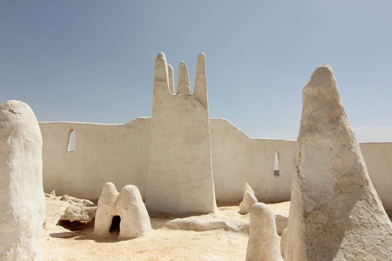 Mélika, close view of the tombs of Sidi Aïssa, with white lime gravestone
